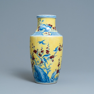 Un vase en porcelaine de Chine en bleu, blanc et rouge sur fond jaune, 18/19ème