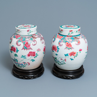 Une paire de pots couverts en porcelaine de Chine famille rose à décor floral, Qianlong