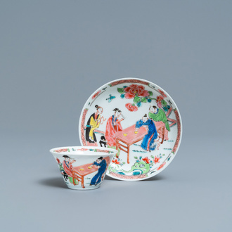 Une tasse et soucoupe en porcelaine de Chine famille rose à décor d'une scène de thé, Yongzheng/Qianlong