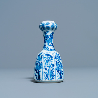 Un petit vase ou base de narguilé miniature en porcelaine de Chine en bleu et blanc, Kangxi