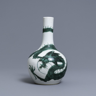 Un vase de forme bouteille en porcelaine de Chine famille verte, marque de Kangxi, 19ème