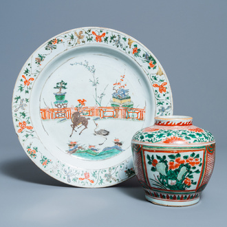 Un plat en porcelaine de Chine famille verte et un pot wucai, Kangxi et époque Transition