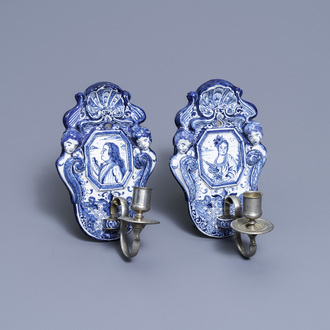 Une paire d'appliques en faïence de Delft en bleu et blanc aux portraits du prince Guillaume IV et de la princesse Anne, 18ème