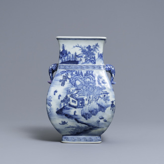 Un vase en porcelaine de Chine en bleu et blanc aux anses en forme de tête d'éléphant, Qianlong