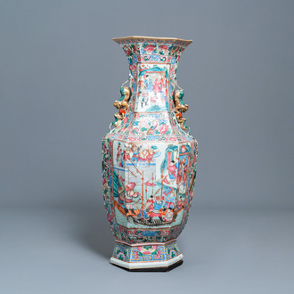 Un grand vase de forme hexagonale en porcelaine de Chine famille rose, 19ème