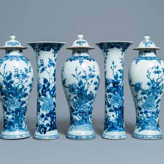 Une garniture de cinq vases en porcelaine de Chine en bleu et blanc à décor floral, Qianlong