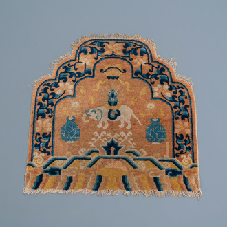 Un tapis dosseret de trône à décor d'un éléphant, Ningxia, Chine, 19ème