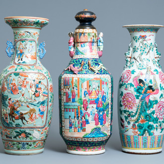 Trois vases en porcelaine de Chine famille rose, 19ème