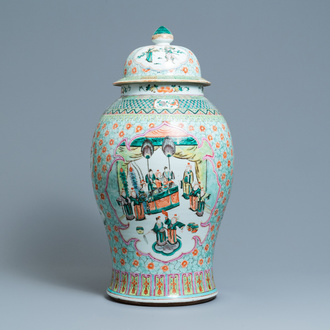 Un grand vase couvert en porcelaine de Chine famille verte, 19ème