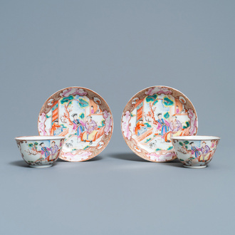 Une paire de tasses et soucoupes en porcelaine de Chine famille rose à décor mandarin, Qianlong