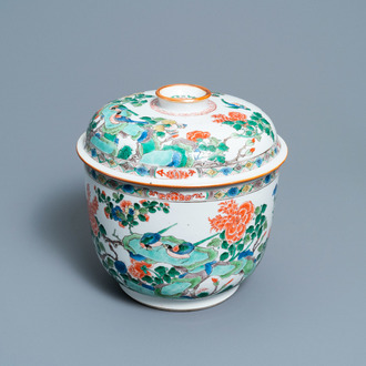 Un grand bol couvert en porcelaine de Chine famille verte, Kangxi