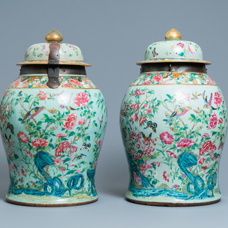 Une paire de grands vases couverts en porcelaine de Chine famille rose de Canton, 19ème