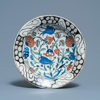 Un plat Iznik à décor de tulipes et de fleurs d'oeillet, Turquie, vers 1600