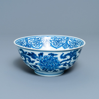 Un bol en porcelaine de Chine en bleu et blanc à décor de rinceaux de pivoines, marque de Xuande, Kangxi