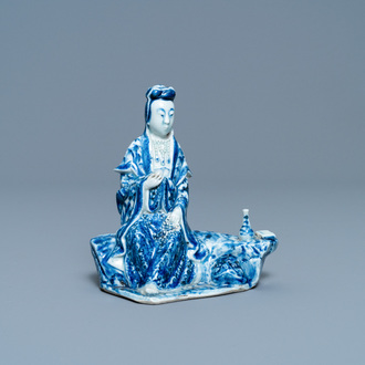 Een Chinese blauw-witte figuur van een zittende Guanyin, 19e eeuw