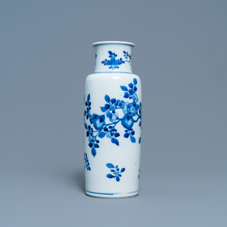 Een Chinese blauw-witte rouleau vaas met floraal decor, Kangxi