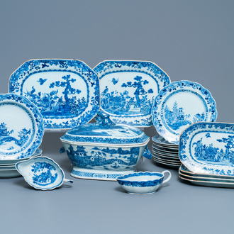 Un service composé de 25 pièces en porcelaine de Chine en bleu et blanc, Qianlong