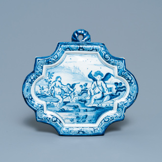 Une plaque en faïence de Delft en bleu et blanc à décor de Vénus visitée par deux puttis, 18ème