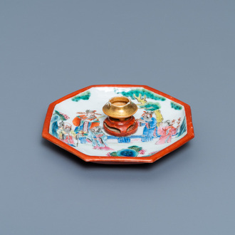 Un porte-encens de forme octagonale en porcelaine de Chine famille rose orné d'un brûle-parfum miniature, 19ème