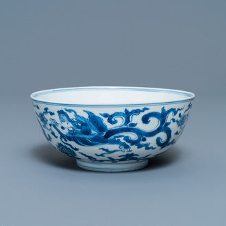 Un bol en porcelaine de Chine en bleu et blanc à décor de dragons et d'un double vajra, marque de Chenghua, Kangxi