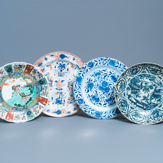 Quatre plats en porcelaine de Chine en bleu et blanc, famille verte et de style Imari, Ming et après
