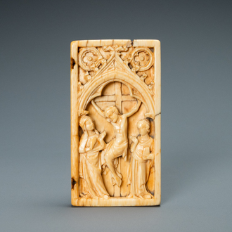 Le volet droit d'un diptyque en ivoire représentant 'La Crucifixion', probablement Paris, 14ème
