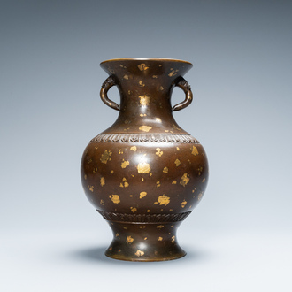 Un vase en bronze tâché d'or, marque de Qianlong, Qing