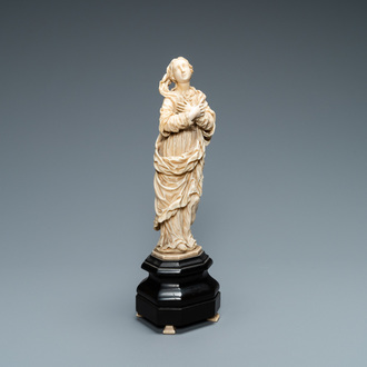 Une statue d'une Vierge en ivoire sur socle en bois, Flandres ou Allemagne, 17ème
