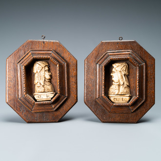 Une paire de profils grotesques en os sculpté monogrammés D. L., Flandres ou Allemagne, 19ème