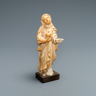 Une statue de Marie Madeleine au vase à onguent en ivoire sculpté, indo-portugais, probablement Goa, 17/18ème
