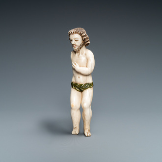Une statue d'Adam en ivoire sculpté rehaussé de polychromie, indo-portugais, probablement Goa, 17ème