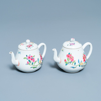 Une paire de théières couvertes en porcelaine de Chine famille rose à décor floral, Yongzheng