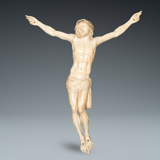 Un grand Christ en ivoire sculpté, probablement France, 19ème