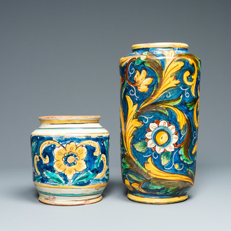 Twee albarelli in polychrome Italiaanse majolica, Caltagirone, 18/19e eeuw