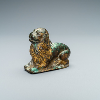 Un modèle d'un lion couché en bronze doré, France, 14ème