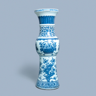 Een grote keizerlijke Chinese blauw-witte 'zun' vaas, Wanli merk en periode