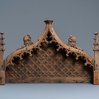 Un couronnement de chaire ou baldaquin en forme d’arcature avec pinacles et crochets en chêne sculpté, France, 15ème
