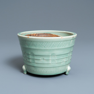 Een Chinese driepotige Longquan celadon wierookbrander, Ming