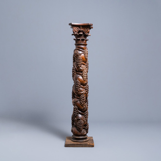 Une colonne torsadée sculptée à décor de pampres en noyer au chapiteau ionique, 17ème