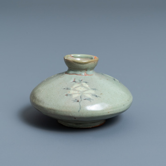 A Korean slip-inlaid celadon water dropper or oil bottle, probably Goryeo, 14/15th C.