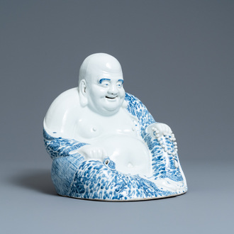 Une grande figure de Bouddha en porcelaine de Chine en bleu et blanc, marque de Fujian Huiguang, République