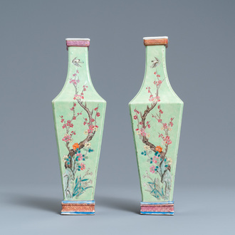 Une paire de vases en porcelaine de Chine famille rose à fond vert, 19ème