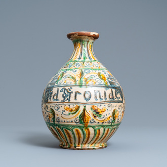 Een Italiaanse sgraffito apothekersfles, wellicht Toscane, Italië, 17e eeuw