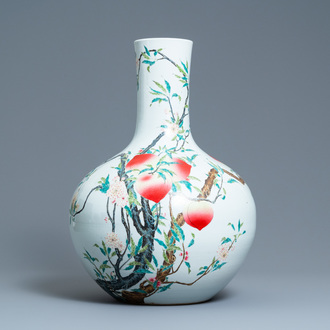 Un vase de forme 'tianqiu ping' en porcelaine de Chine famille rose à décor de neuf pêches, marque de Qianlong, 20ème