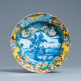 Un plat en faïence de Delft polychrome à décor de la cueillette de pommes, 18ème