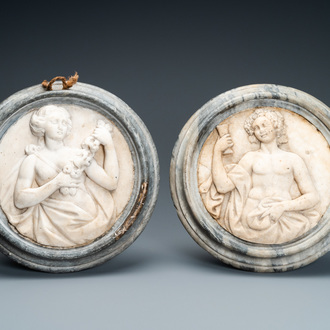 Deux médaillons en marbre blanc sculpté représentant Bacchus et Flore, prob. Italie, fin du 17ème