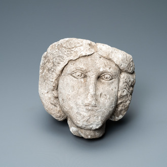 Une tête de femme en pierre calcaire sculptée, 16ème