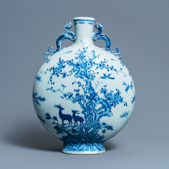 Een grote Chinese blauw-witte 'moonflask' vaas met herten, Qianlong merk en periode