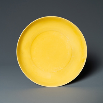 Une assiette en porcelaine de Chine jaune monochrome, marque et époque de Kangxi