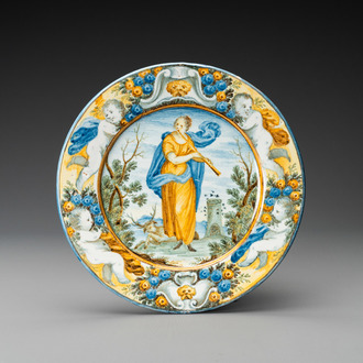 Une coupe en faïence de Castelli polychrome à décor d'une sainte femme, ateliers Grue, Italie, 18ème